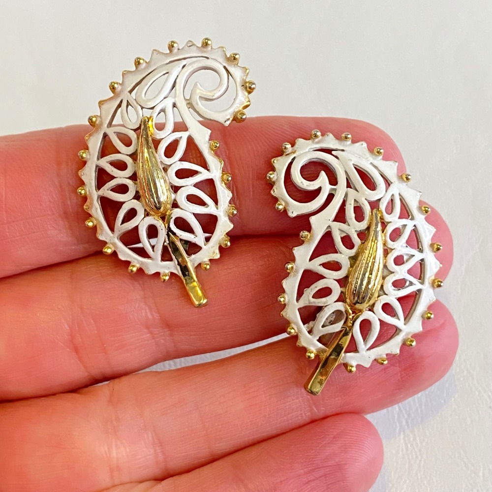 Vendome‎ Vintage Clip On Earrings White Enamel Gold Tone Paisley Leaf Screw Back